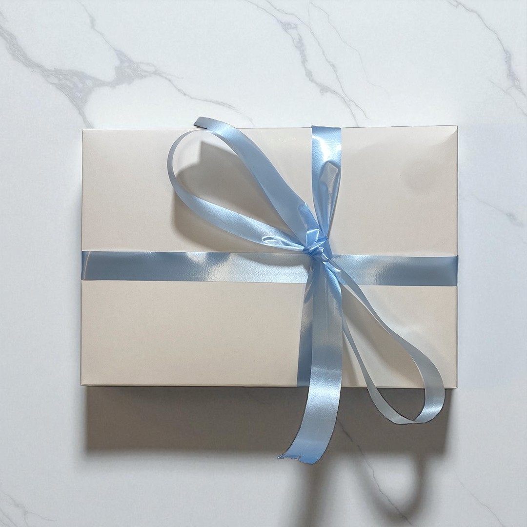 Caja misteriosa cerrada con productos secretos de skincare